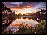 Finlandia, Lieksa, Park Narodowy Patvinsuo, Staw, Mgła, Drzewa,  Roślinność, Chmury, Zachód słońca, Odbicie