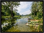 Jezioro Barterand, Łódki, Brzeg, Drzewa, Góry, Miejscowość Pollieu, Francja