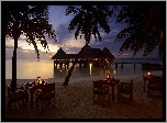 Malediwy, Wyspa Lankanfushi, Hotel Gili Lankanfushi Maldives, Domki, Morze, Palmy, Wieczór, Plaża, Stoły, Wakacje