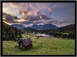 Góry Karwendel, Jezioro Geroldsee, Las, Drzewa, Drewniany, Domek, Wschód słońca, Chmury, Miejscowość Krun, Bawaria, Niemcy