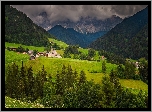 Góry, Dolomity, Wieś, Santa Maddalena, Dolina, Val di Funes, Drzewa, Lasy, Domy, Droga, Chmury, Włochy