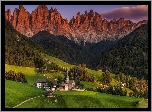 Góry, Dolomity, Wieś, Santa Maddalena, Dolina, Val di Funes, Drzewa, Lasy, Domy, Kościół, Chmury, Włochy