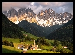Góry, Dolomity, Wieś, Santa Maddalena, Dolina Val di Funes, Drzewa, Lasy, Domy, Droga, Chmury, Włochy