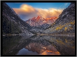 Góry Skaliste, Szczyty Maroon Bells, Jezioro Maroon Lake, Stan Kolorado, Stany Zjednoczone, Drzewa, Chmury, Odbicie