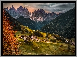 Góry, Dolomity, Wieś, Santa Maddalena, Dolina Val di Funes, Drzewa, Lasy, Jesień, Domy, Droga, Włochy