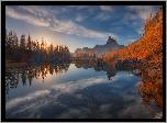 Włochy, Prowincja Belluno, Góry, Dolomity, Jezioro, Lago Federa, Jesień, Drzewa, Promienie słońca, Odbicie