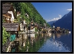 Austria, Góry Alpy Salzburskie, Miasteczko Hallstatt, Jezioro Hallstättersee, Domki, Drzewa