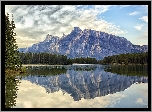 Góry Mount Rundle, Jezioro Two Jack Lake, Park Narodowy Banff, Prowincja Alberta, Kanada, Odbicie, Drzewa, Świerki