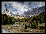 Góry, Dolomity, Dolina Fassa, Val di Fassa, Drzewa, Łąki, Domki, Ścieżka, Chmury, Pozza di Fassa, Włochy