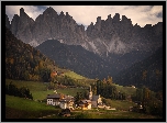 Góry, Dolomity, Masyw Odle, Las, Drzewa, Domy, Kościół, Wieś, Santa Maddalena, Dolina Val di Funes, Włochy