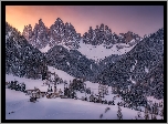 Góry, Dolomity, Masyw Odle, Zima, Śnieg, Wieś, Santa Maddalena, Kościół, Dolina, Val di Funes, Włochy