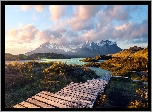 Chile, Patagonia, Park Narodowy Torres del Paine, Góry, Torres del Paine, Jezioro, Schody, Roślinność, Chmury