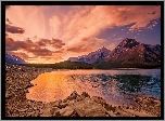 Zachód słońca, Góry Skaliste, Jezioro Minnewanka, Park Narodowy Banff, Alberta, Kanada