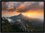Korea Południowa, Park Narodowy Wolchulsan, Góry Wolchulsan, Skały, Chmury, Wschód słońca, Mgła