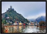 Zamek Cesarski Reichsburg, Miasto Cochem, Nadrenia-Palatynat, Niemcy, Góry, Rzeka Mozela, Mgła, Kolorowe, Domy