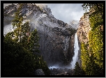 Stany Zjednoczone, Stan Kalifornia, Park Narodowy Yosemite,  Wodospad Yosemite, Góry