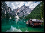 Włochy, Południowy Tyrol, Jezioro, Pragser Wildsee, Drzewa, Lasy, Góry, Dolomity, Drewniany, Domek, Łódki, Chmury