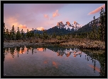 Kanada, Alberta, Canmore, Góry, Canadian Rockies, Góra, Three Sisters, Rzeka, Bow River, Drzewa