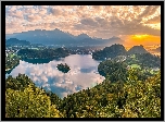 Słowenia, Wyspa Blejski Otok, Góry Alpy Julijskie, Jezioro Bled, Las, Zachód słońca, Chmury, Drzewa