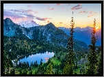 Góry, Jezioro Crystal Lake, Drzewa, Promienie słońca, Chmury, Park Narodowy Mount Rainier, Stan Waszyngton, Stany Zjednoczone