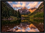 Stany Zjednoczone, Stan Kolorado, Góry Skaliste, Szczyty Maroon Bells, Jezioro Maroon Lake, Jesień, Drzewa