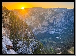 Góry, Sierra Nevada, Promienie słońca, Dolina, Wodospad, Yosemite Falls, Park Narodowy Yosemite, Kalifornia, Stany Zjednoczone