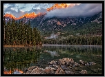 Góry, Victoria Cross Ranges, Mgła, Rozświetlony, Szczyt, Pyramid Mountain, Drzewa, Lasy, Jezioro, Pyramid Lake, Park Narodowy Jasper, Alberta, Kanada