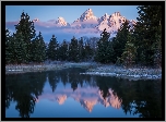 Stany Zjednoczone, Stan Wyoming,  Park Narodowy Grand Teton, Rzeka Snake River, Góry Teton Range, Drzewa