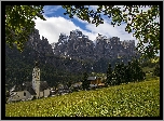 Włochy, Prowincja Bolzano, Alta Badia, Góry Dolomity, Drzewa, Kościół Colfosco, Domy, Chmury