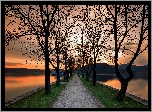 Drzewa, Droga, Latarnie, Jezioro Kastoria, Statek, Zachód słońca, Kastoria, Grecja