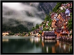 Austria, Hallstatt, Jezioro Hallstättersee, Domy, Góry, Mgła