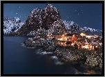 Norwegia, Lofoty, Wyspa Moskenesoya, Wieś Hamnoy, Morze Norweskie, Oświetlone, Domy, Ośnieżone, Góry