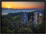 Wschód słońca, Formacje skalne, Hruboskalsko, Skały, Drzewa, Skalne Miasto, Czeski Raj, Góry Stołowe, Czechy