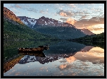 Norwegia, Park Innerdalen, Góry Trollheimen, Jezioro, Łódki, Lasy, Drzewa, Wschód słońca