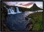 Góra Kirkjufell, Rzeka, Wodospad Kirkjufellsfoss, Chmury, Półwysep Snaefellsnes, Islandia