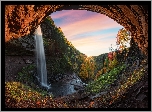 Jaskinia, Skała, Wodospad, Kaaterskill Falls, Las, Drzewa, Jesień, Promienie słońca, Stan Nowy Jork, Stany Zjednoczone