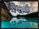 Park Narodowy Banff, Jezioro, Moraine Lake, Ośnieżone, Góry, Drzewa, Chmury, Prowincja Alberta, Kanada