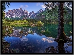 Alpy Julijskie, Jezioro Laghi di Fusine, Góry, Drzewa, Prowincja Udine, Włochy