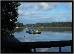 Jezioro, Wędkarze, Łódki, Las, Drzewa, Chmury