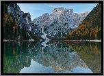 Jezioro Pragser Wildsee, Góry, Dolomity, Drzewa, Odbicie, Łodzie, Region Trydent-Górna Adyga, Włochy