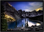 Kanada, Park Narodowy Banff, Góry, Jezioro Moraine, Świerki