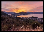 Wschód słońca, Jezioro Kastoria, Góry, Domy, Miasto, Kastoria, Macedonia Zachodnia, Grecja