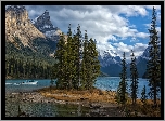 Kanada, Park Narodowy Jasper, Góry, Jezioro Maligne, Motorówka, Wyspa Ducha, Chmury, Drzewa