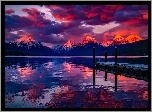 Jezioro, Lake McDonald, Park Narodowy Glacier, Pomost, Człowiek, Góry Skaliste, Odbicie, Niebo, Chmury, Zachód słońca, Montana, Stany Zjednoczone