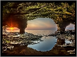 Jezioro Lake Superior, Skały, Jaskinia, Promienie słońca, Park Narodowy Pictured Rocks National Lakeshore, Munising, Stan Michigan, Stany Zjednoczone