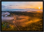 Jezioro Ladvinskoye, Park przyrody Vepsskiy Les, Las, Domy, Droga, Mgła, Wschód słońca, Obwód leningradzki, Rosja