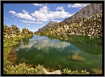 Jezioro Gilbert Lake, Góry Sierra Nevada, Drzewa, Roślinność, Chmury, Miejsce John Muir Wilderness, Stan Kalifornia, Stany Zjednoczone