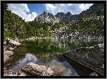 Góry, Pireneje, Jezioro, Estany Moreno, Drzewa, Kamienie, Chmury, Odbicie, Encamp, Andora