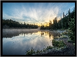 Jezioro Reflection Lakes, Las, Drzewa, Wschód słońca, Poranek, Mgła, Przymrozek, Park Narodowy Mount Rainier, Stan Waszyngton, Stany Zjednoczone