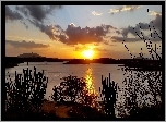 Jezioro, Góry, Zachód słońca, Roślinność, Chmury